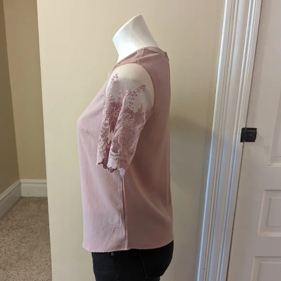 Lulu's pink top with embroidery lace sleeve size xs - Picture 2 of 8